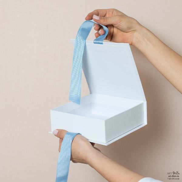 Фотография коробка 15×15×5 см с откидной крышкой на лентах