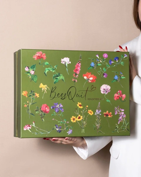 Подарочная коробка на втулке с золотой кисточкой  Фотография подарочная коробка на втулке с золотой кисточкой