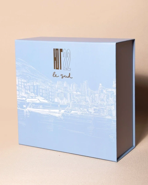 Голубая коробка на магнитах в морской тематике Фотография голубая коробка на магнитах в морской тематике