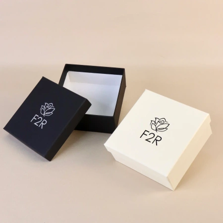  Фотография черная и белая коробки крышка-дно для одежды