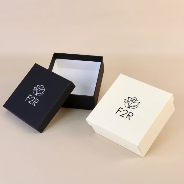  Фотография черная и белая коробки крышка-дно для одежды