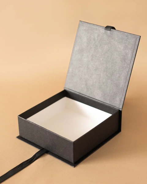 Коробка на лентах для маркетингового агенства Deltaplan  Фотография коробка на лентах для маркетингового агенства deltaplan