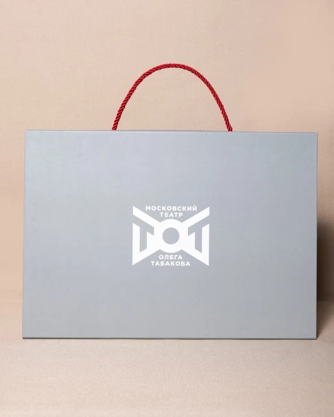 Коробка с красными ручками и ложементом  Фотография коробка с красными ручками и ложементом