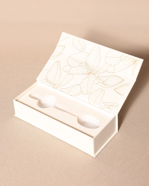 Фотография красивая коробка крышка на магнитах из дизайнерского картона