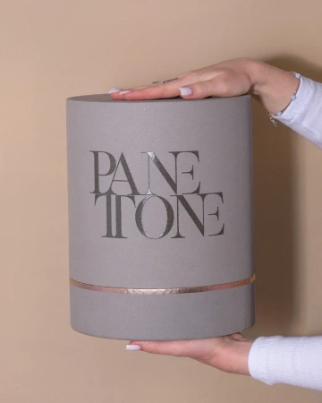 Серая коробка круглая на втулке с логотипом  Фотография серая коробка круглая на втулке с логотипом