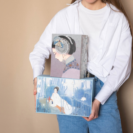  Фотография коробка с откидной крышкой на магнитах