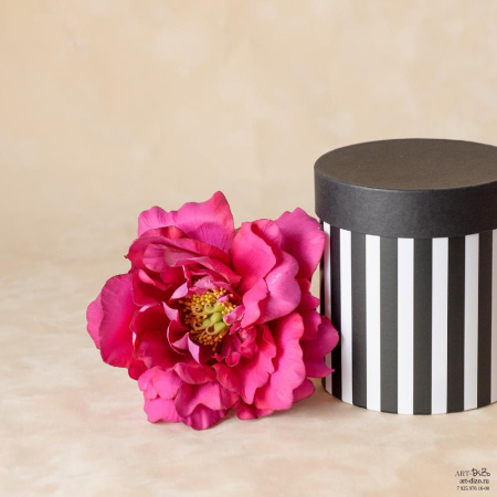 Цена подарочной коробки круглой 17×18 см с принтом «Полосы» с чёрной крышкой 2