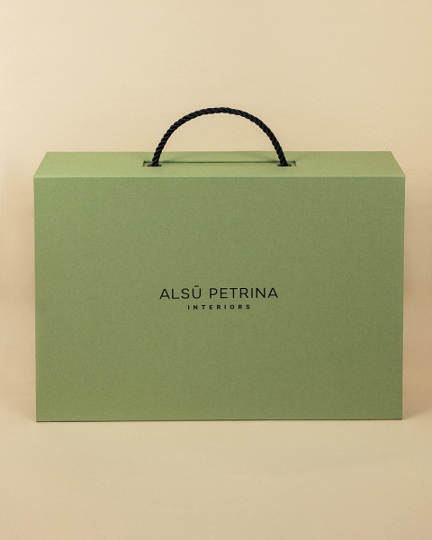  Фотография коробка с откидной крышкой с кармашкем для флешки