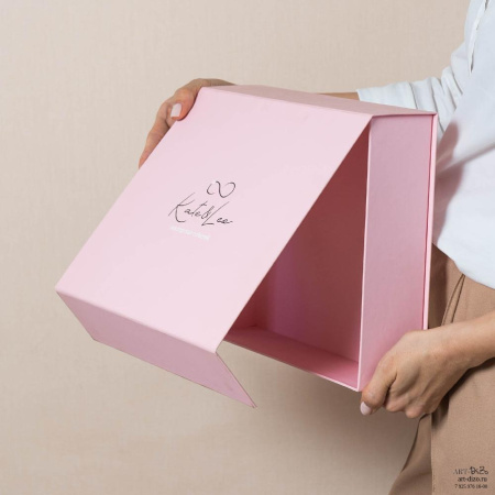  Фотография коробка 28×25×7 см с откидной крышкой