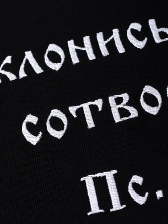  Фотография худи с ручной вышивкой