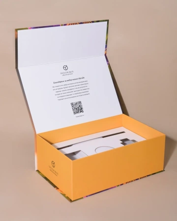 Коробка на магнитах с ложементом с принтом цветка и природы  Фотография коробка на магнитах с ложементом с принтом цветка и природы