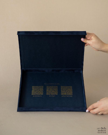 Бархатная коробка на магнитах с тиснением снаружи и внутри – заказать оптом