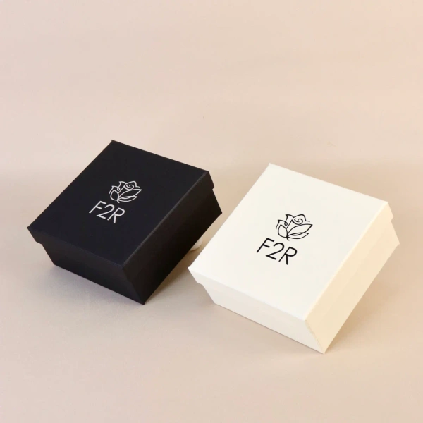 Фотография черная и белая коробки крышка-дно для одежды