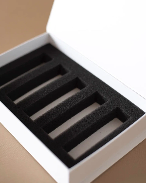  Фотография коробка на магнитах с логотипом для духов