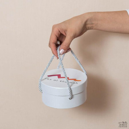 Круглая коробка с ручками с рисунком на заказ оптом