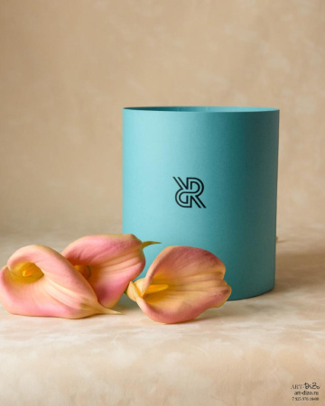 Коробка 17×18 см в дизайнерской бумаге с логотипом, производство Арт-Дизо на заказ в Москве