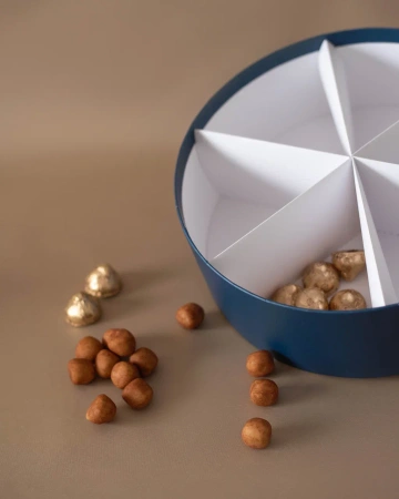  Фотография коробка шляпная с ложементом и шляпкой на нем