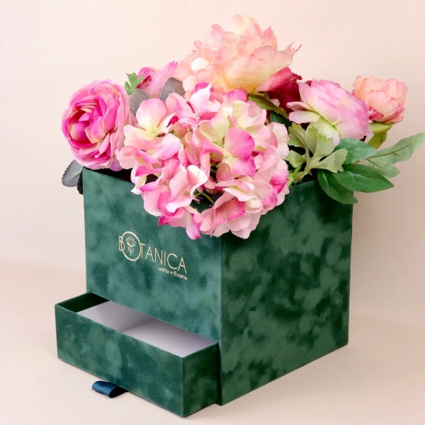 Фотография зеленая квадратная коробка для цветов с ящиком