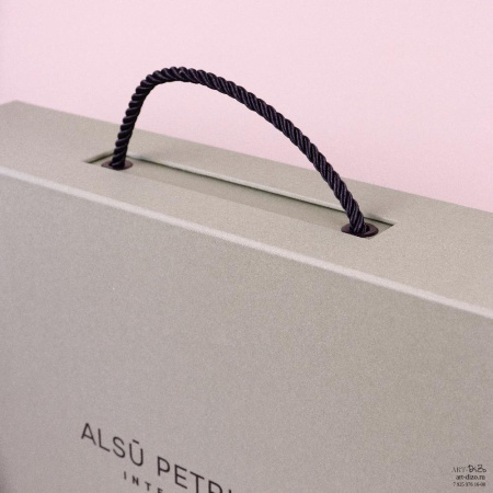  Фотография упаковка для одежды бренда alsu petrina с ручкой