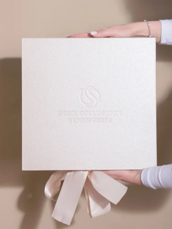 Коробка на лентах с конгревом логотипа  Фотография коробка на лентах с конгревом логотипа