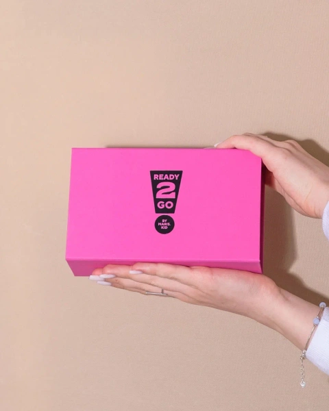 Розовая коробка на магнитах с логотипом на крышке  Фотография розовая коробка на магнитах с логотипом на крышке