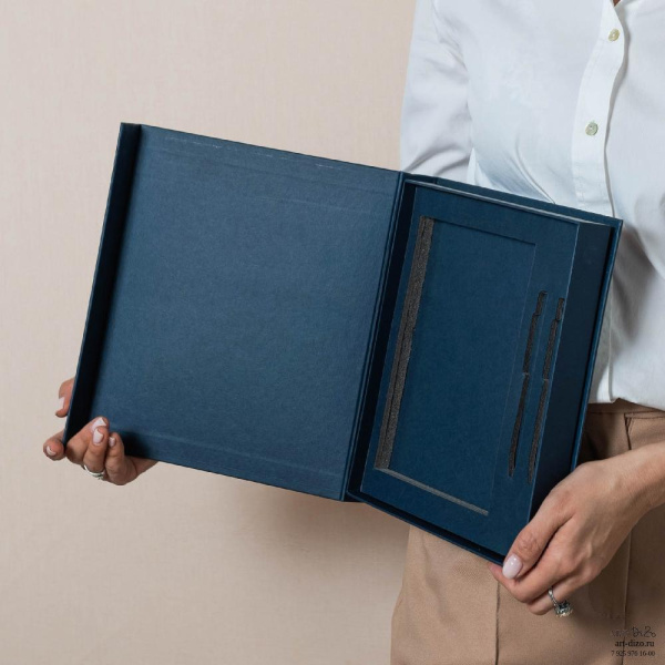  Фотография коробка 22×25.5×3 см на магнитах под блокнот и ручки