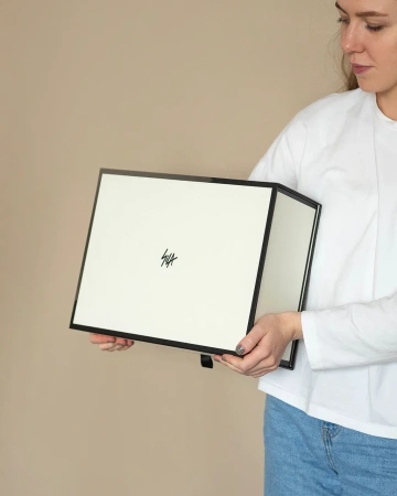  Фотография белая коробка конструкции книга на магнитах с логотипом на крышке