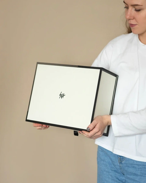  Фотография белая коробка конструкции книга на магнитах с логотипом на крышке