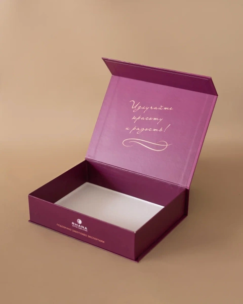  Фотография коробка на магнитах из дизайнерской бумаги с тиснением