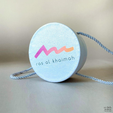 Круглая коробка с ручками с рисунком на заказ оптом