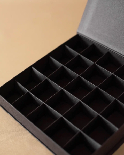 Коробка для конфет с ложементом на 25 конфет  Фотография коробка для конфет с ложементом на 25 конфет