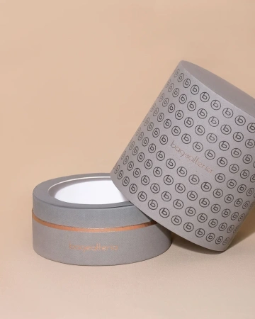 Серая коробка круглая на втулке с логотипом  Фотография серая коробка круглая на втулке с логотипом