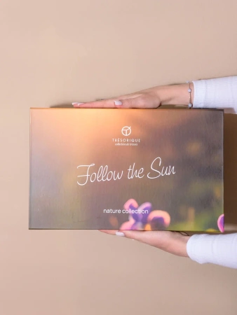 Коробка на магнитах с ложементом с принтом цветка и природы  Фотография коробка на магнитах с ложементом с принтом цветка и природы