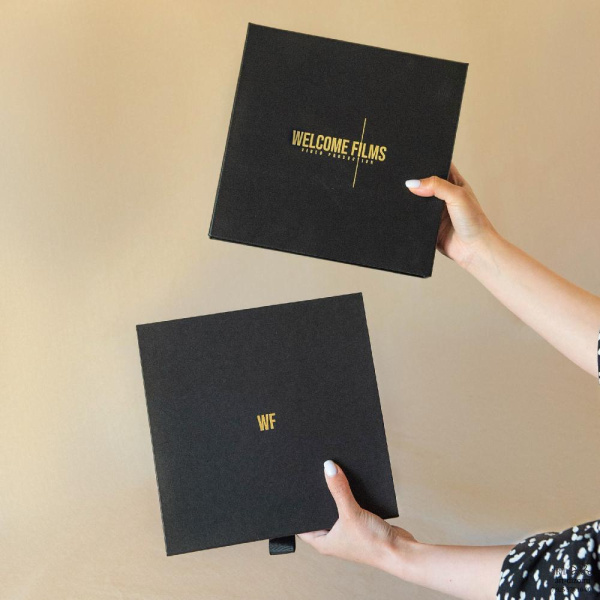 Брендированный бокс из кашированного картона для жёсткого диска, карточки на заказ оптом