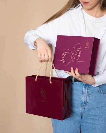  Фотография коробка на магнитах из дизайнерской бумаги с тиснением