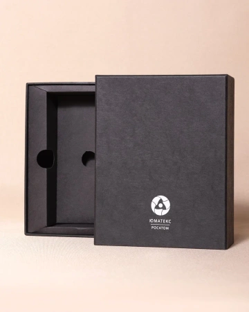  Фотография коробка-пенал с тиснением серебром и картонным ложементом