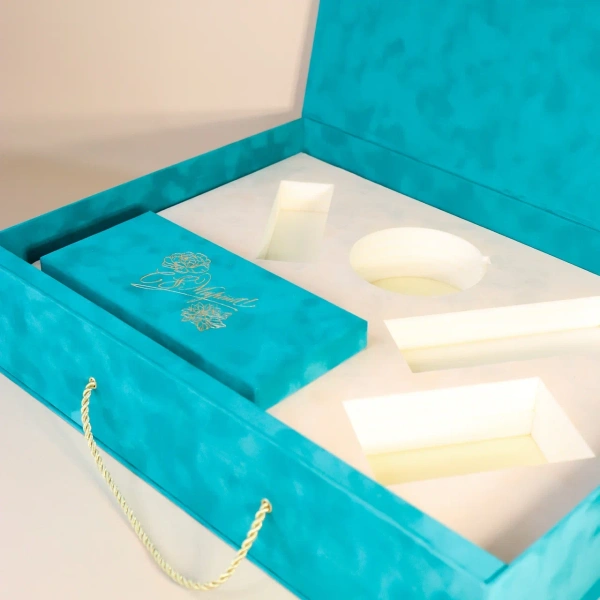 Фотография коробка с ручками к 8 марта