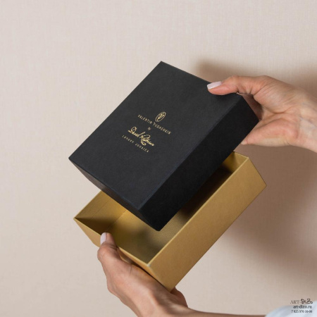  Фотография коробка 15×15×4 см с золотым лого