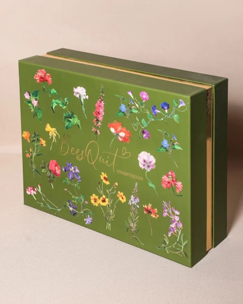 Подарочная коробка на втулке с золотой кисточкой Фотография подарочная коробка на втулке с золотой кисточкой