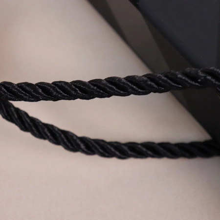  Фотография коробка на магнитном клапане с ручками