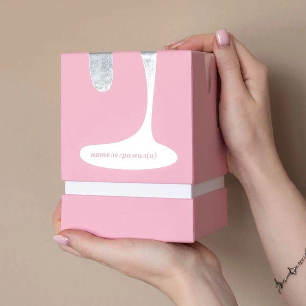  Фотография коробка на втулке розовая из дизайнерской бумаги
