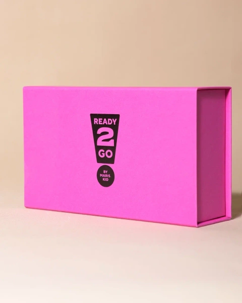 Розовая коробка на магнитах с логотипом на крышке Фотография розовая коробка на магнитах с логотипом на крышке