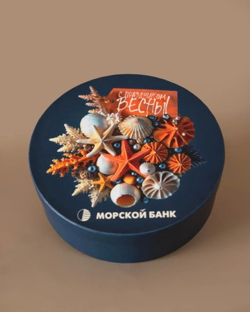  Фотография коробка шляпная с ложементом и шляпкой на нем