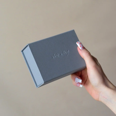  Фотография коробка-книга на магнитах с тиснением логотипа и принтом внутри