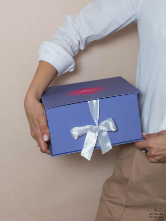 Подарочная упаковка с откидной крышкой на лентах
