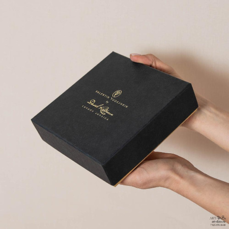  Фотография коробка 15×15×4 см с золотым лого