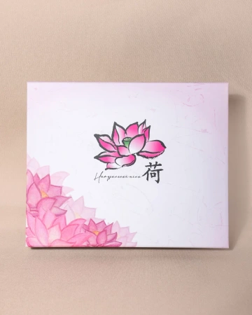  Фотография коробка с принтом лотоса на откидной крышке