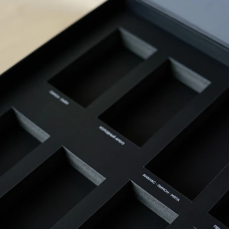  Фотография коробка с откидной крышкой на магнитах для товаров falcon