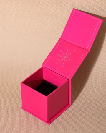 Розовая квадратная коробочка на магнитах для бижутерии  Фотография розовая квадратная коробочка на магнитах для бижутерии