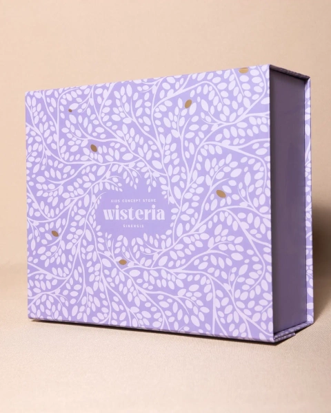 Коробка для бутика премиальной детской одежды с магнитной крышкой Фотография коробка для бутика премиальной детской одежды с магнитной крышкой